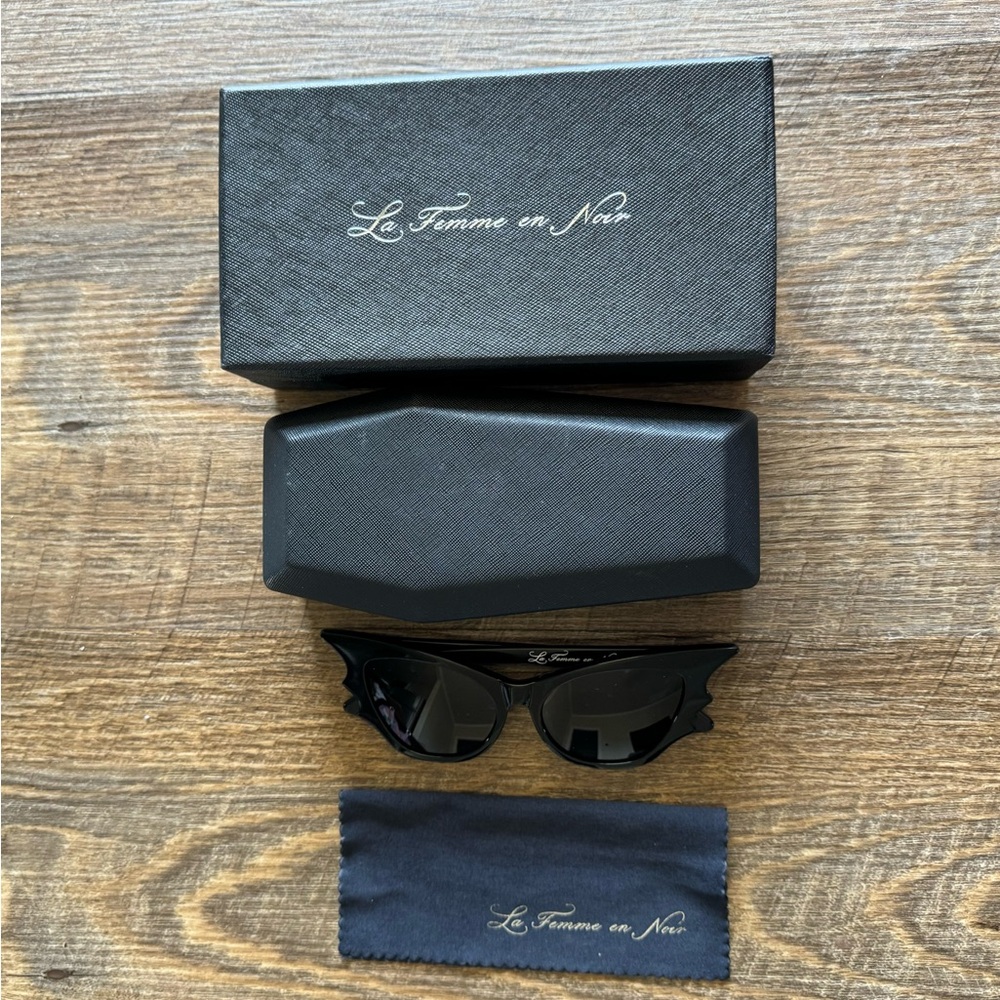 La Femme En Noir The Vamp Batwing Sunglasses in Black